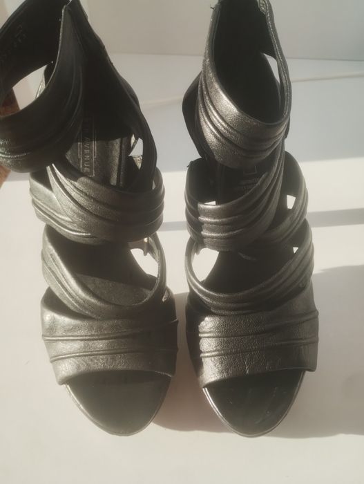 Високи черни токчета