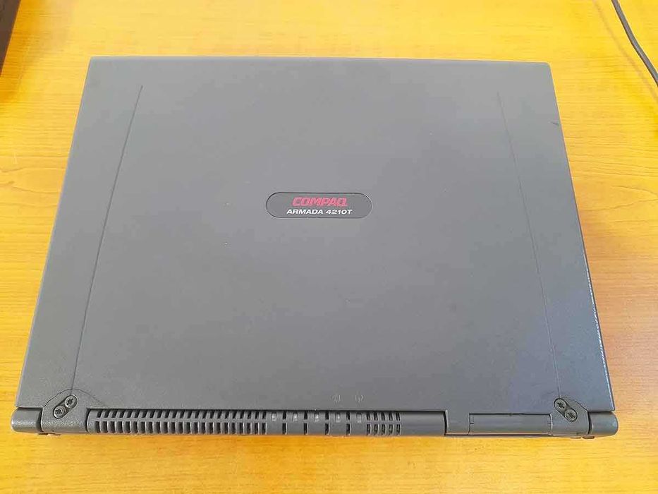 Продавам рядък ретро лаптоп COMPAQ ARMADA 4210T с Windows 98
