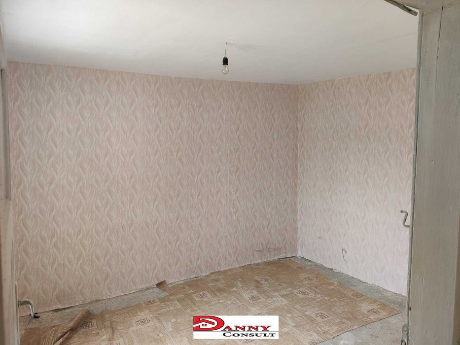 Едноетажна къща с двор и кладенец в с. Овча Могила