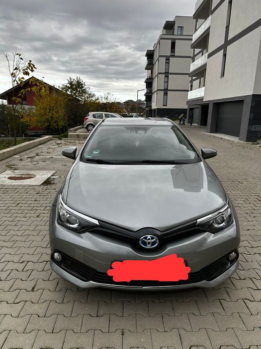 Toyota Auris Hybrid de inchiriat/vanzare Bolt / Uber