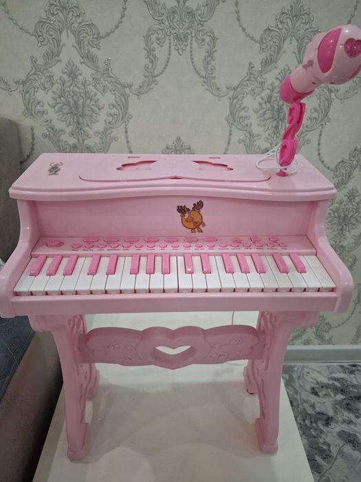 Продаётся пианино.