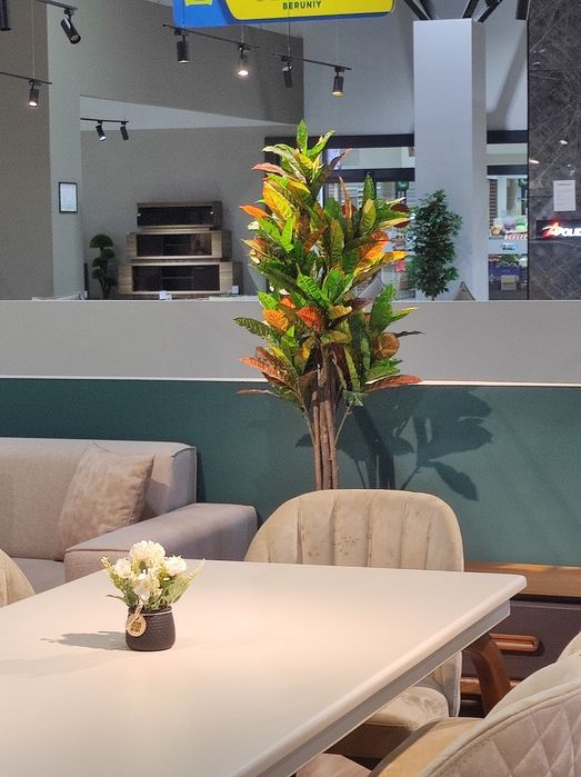 Искусственные цветы и деревья