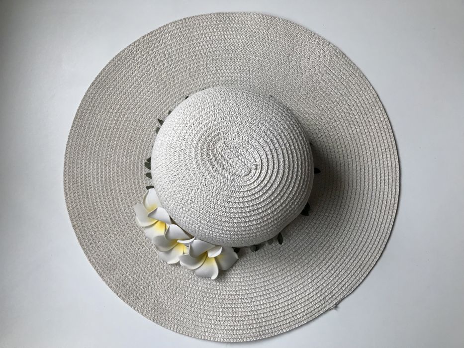Palarie alba de vara cu flori