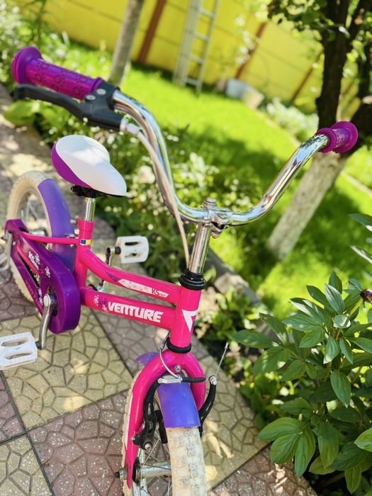 Bicicleta venture roz de fetite cochete