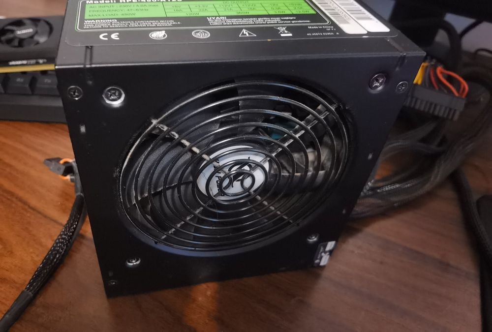 Vand/schimb  sursa pc