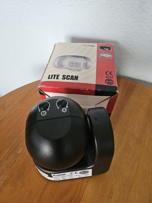 Стенна лампа със сензор за движение