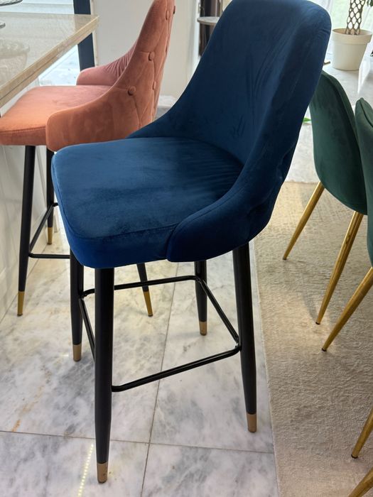 Бар стол от кадифе с метални крака