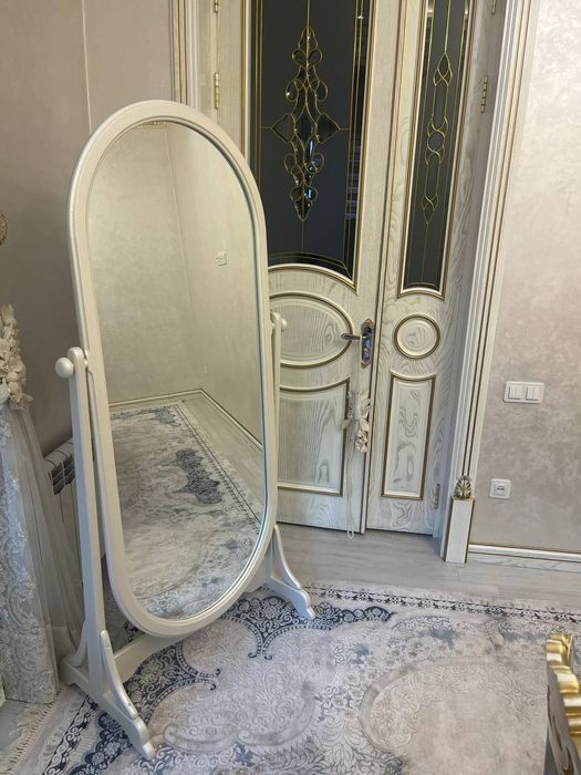 Зеркало наполная из ореха