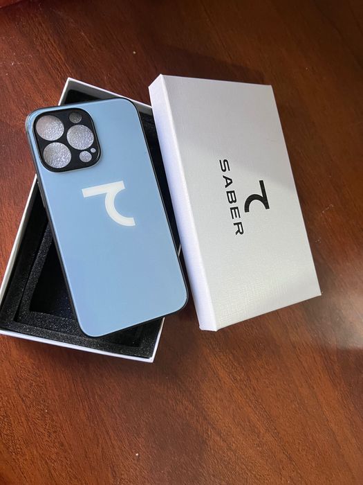 I phone 13 pro korpusi Saber logotibli, moviy rangda