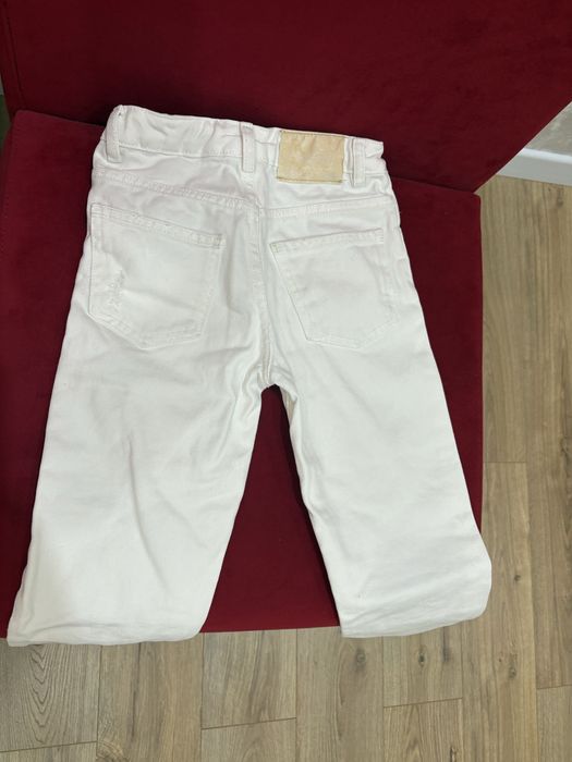 Продам белые джинсы на девочку Zara