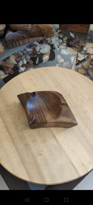 Ръчно изработени пепелници от орех