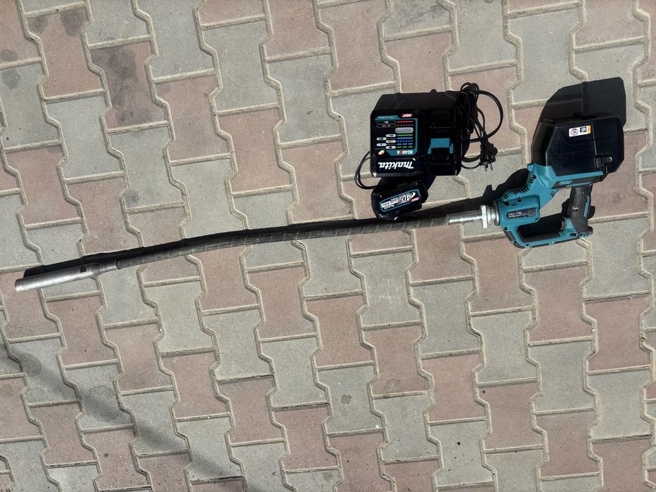 Vibrator beton makita VR004G