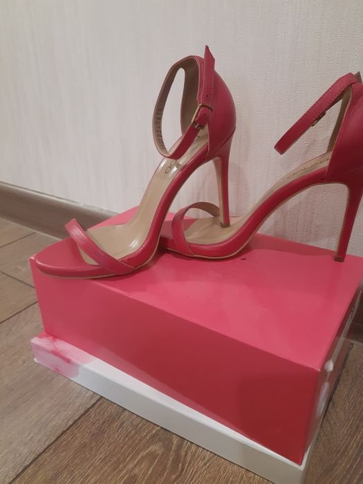 Женские босоножки