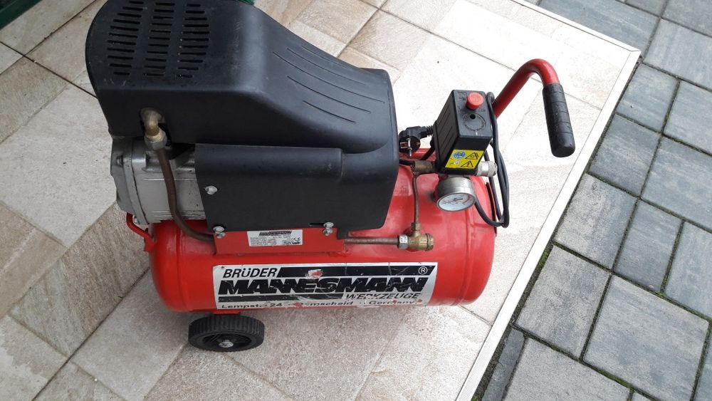 Vând compresor 24 L