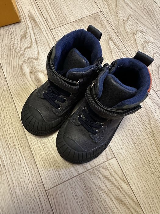 Продам детскую обувь