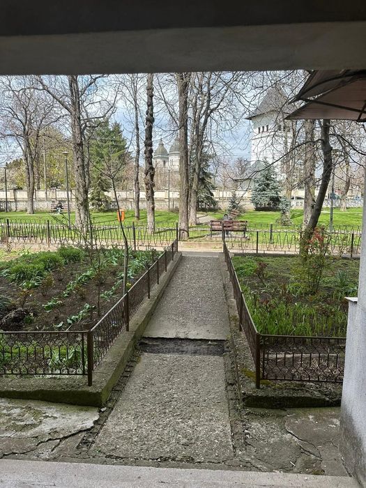 Vand apartament 3 camere decomandat+dependente+boxa+garaj