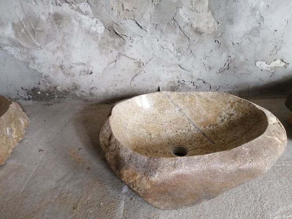 Раковина из камня