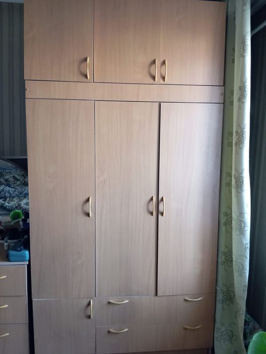 Шкаф с комодом продам
