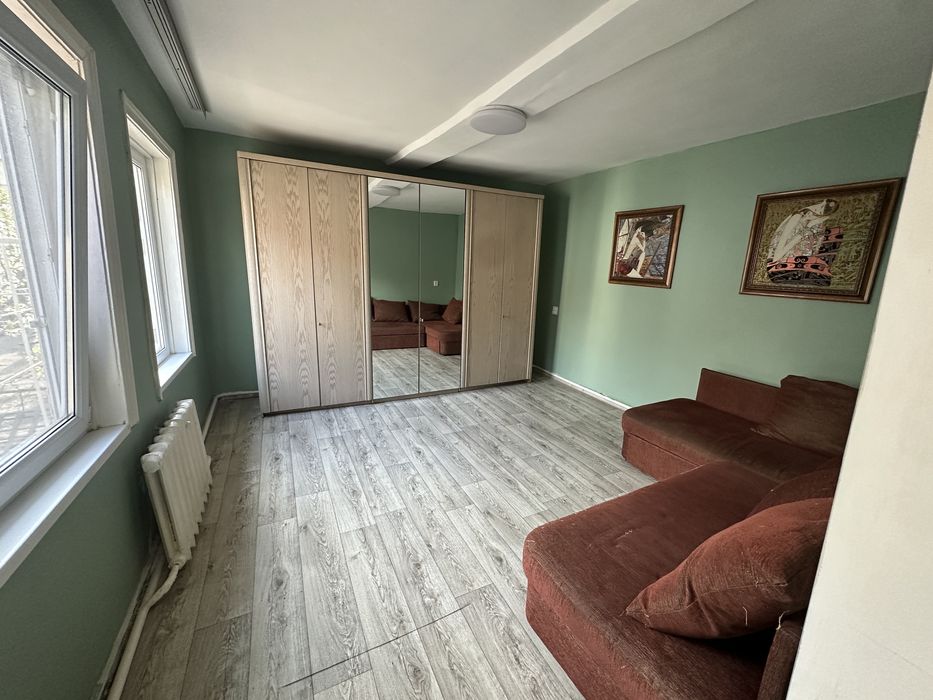 Часть дома со двором