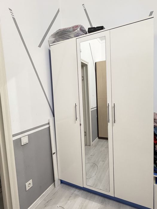 Кровать детская и шкаф для вещей.