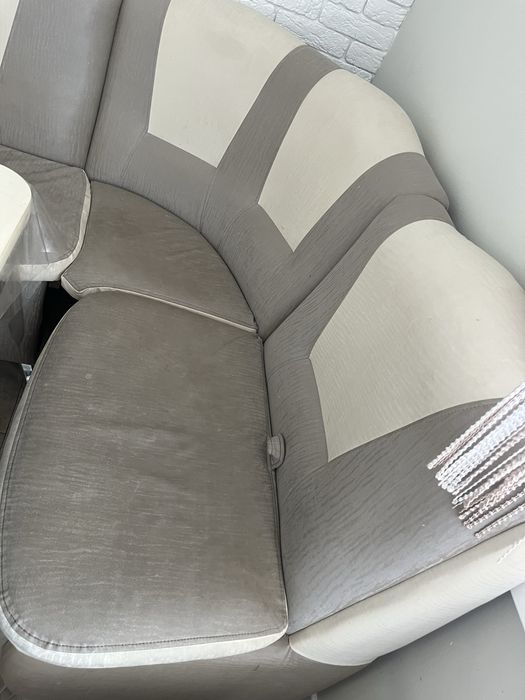 Стол с угловым диваном