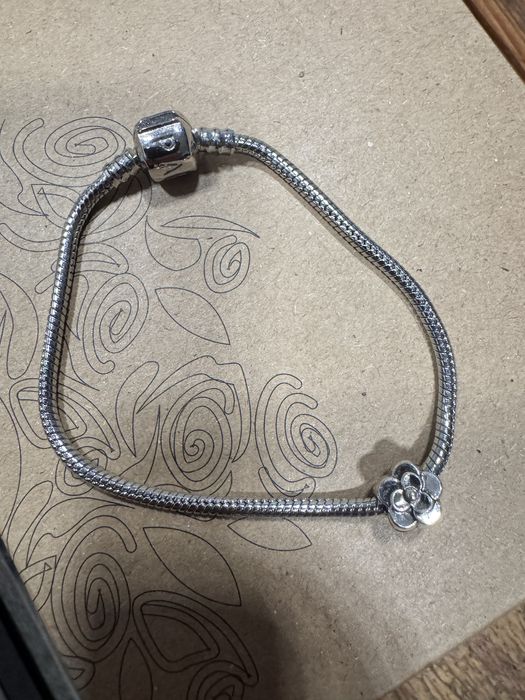 Гривна на пандора с едно талисманче