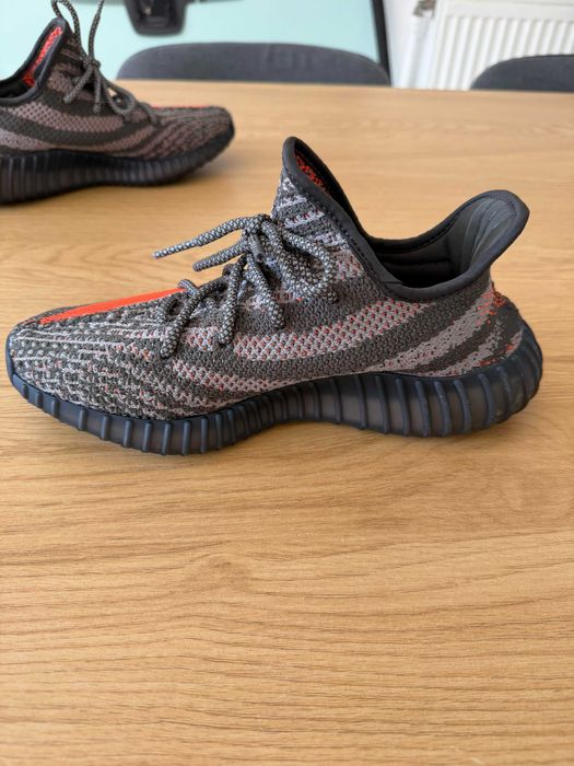 Vând Yeezy Originali, mărimea 39 1/3, în stare foarte bună