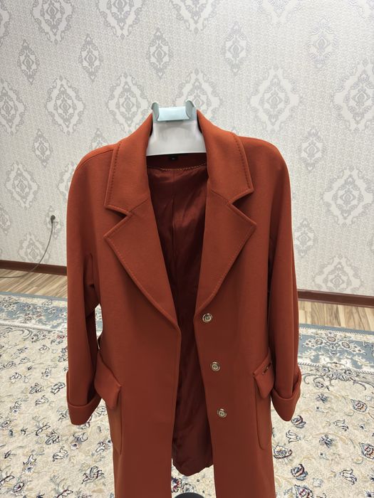 Пальто оранжевое