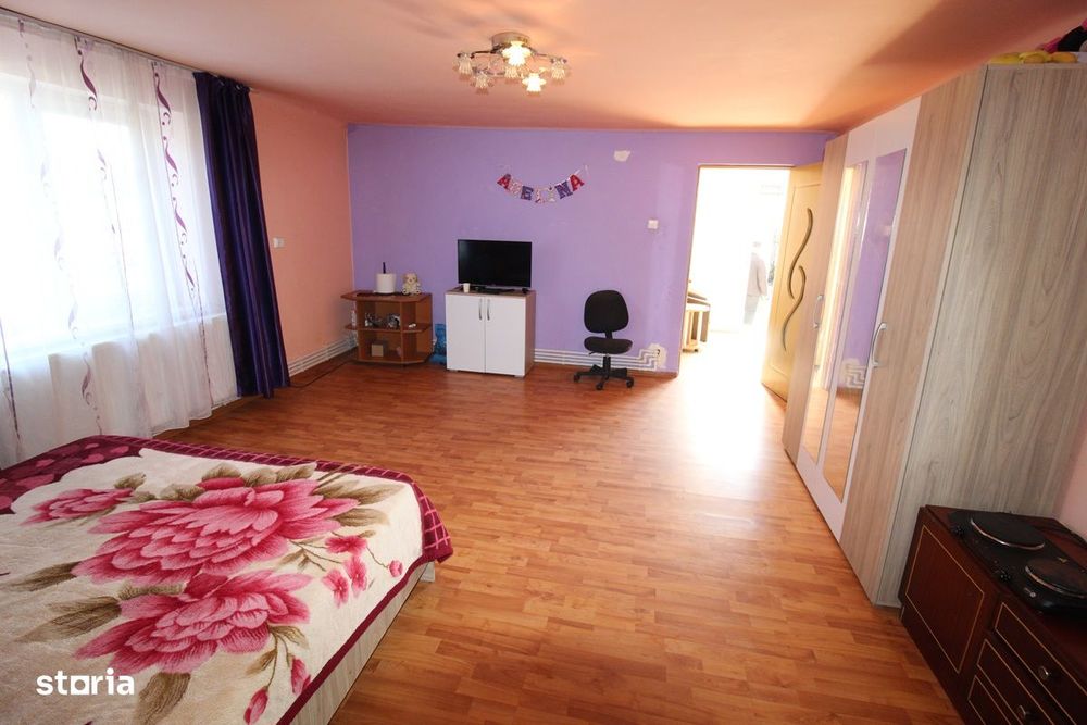 Vând proprietate cu 2 case în Peștișu Mare-Hunedoara, teren 2261mp...