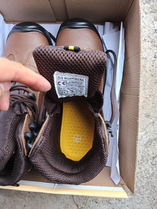 Продам спец ботинки с железными носками