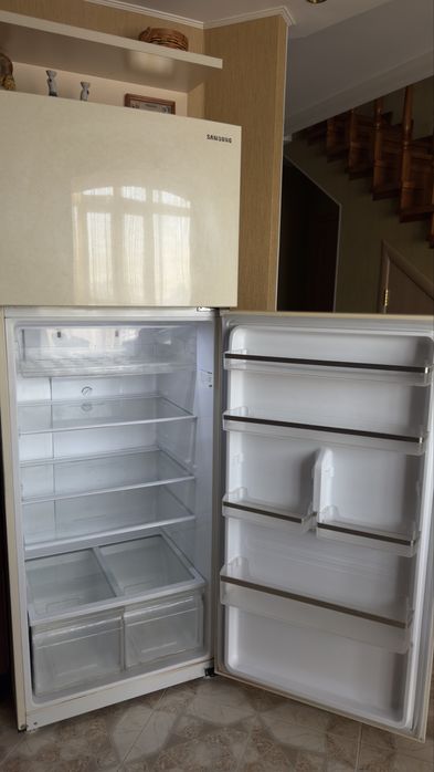 Широкий большой холодильник