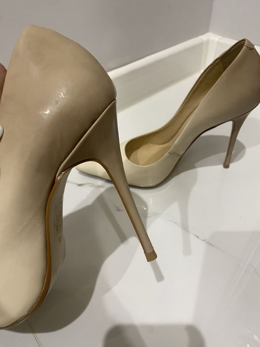 Обувки на ток цвят Нюд