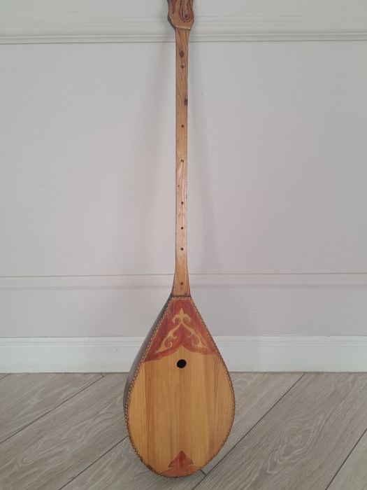 Домбру продам может кому нужно.