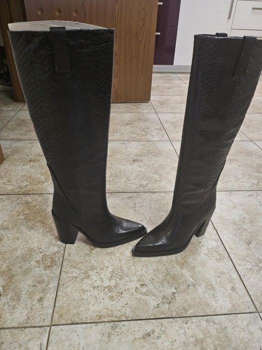 Продавам чисто нови ботуши Bronx