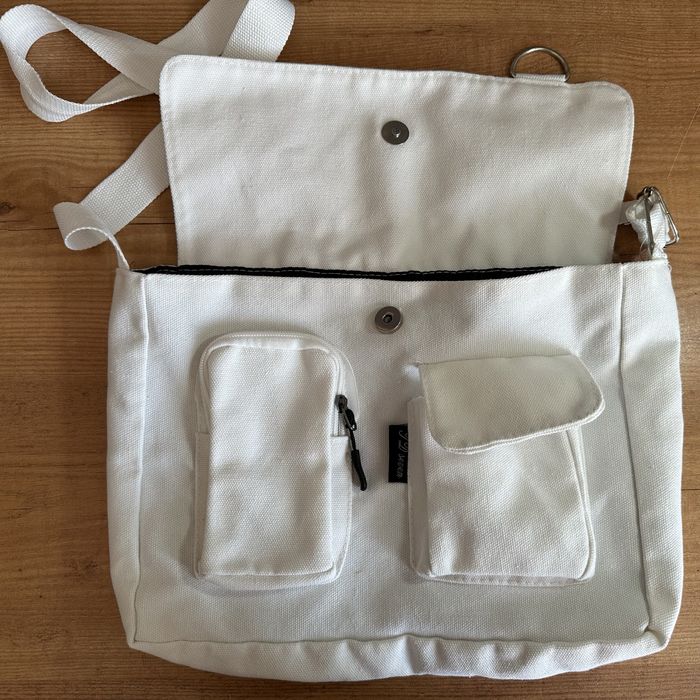 Белая сумка-мессенджер через плечо