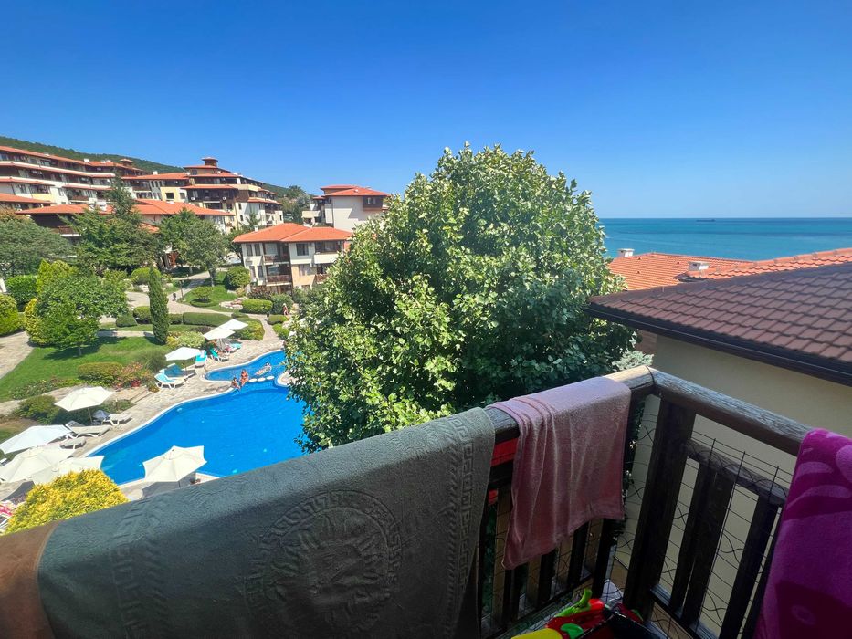 Тристаен апартамент с гледка море в к-с „Райска градина“, Първа линия