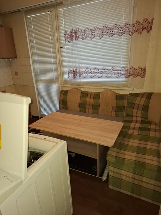 Продавам обзаведена гарсониера на Ем.Станев 8.