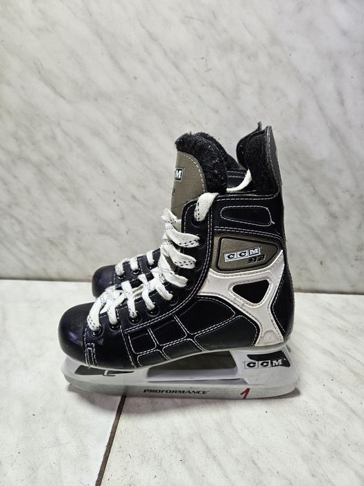 Patine 1 hochei hockey CCM   marimea  35  ( 22,5  cm)