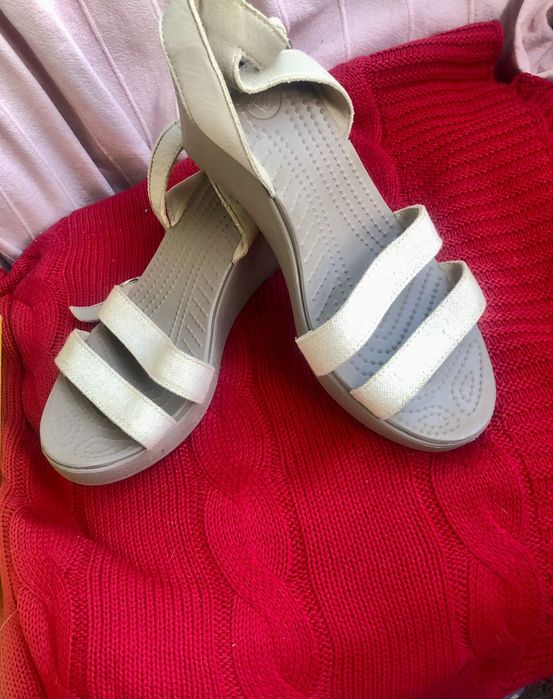 Vând Sandale marca CROCS