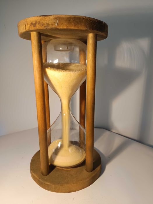 Clepsidra din lemn Dimensiuni 18 x 33 cm