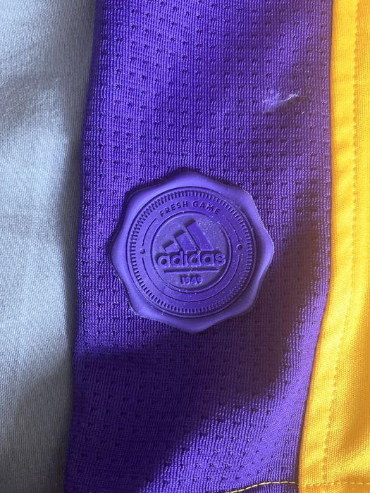 Maiou Lakers original luat din Adidas