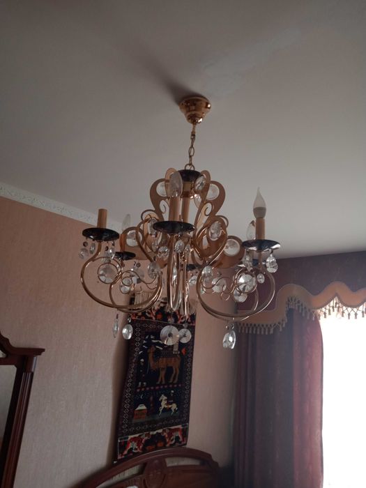 люстры с шестью лампочками.