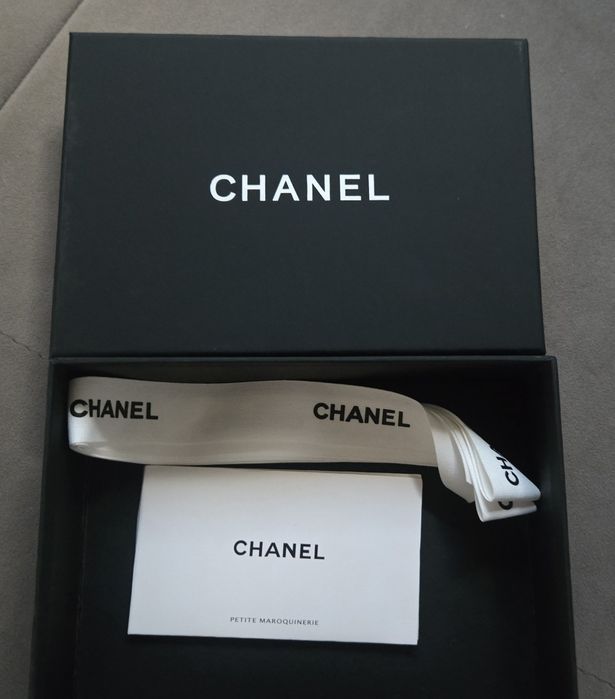 CHANEL Caviar Quilted Compact Flap Wallet в черно
