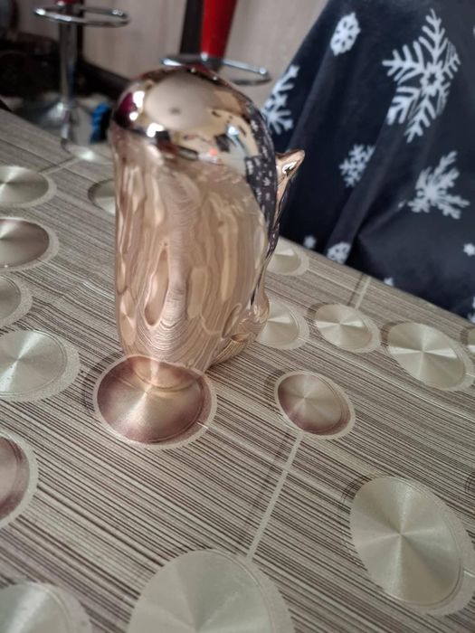 Стара статуетка катеричка с розов отенък