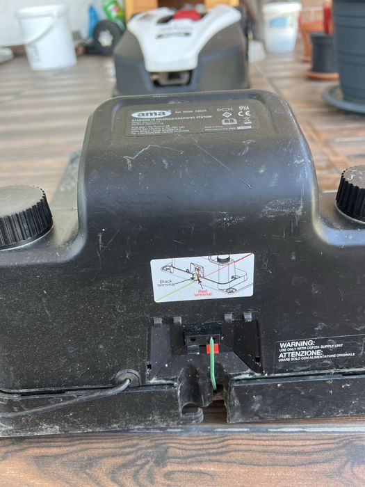 Vand robot pentru intretinerea gazonului
