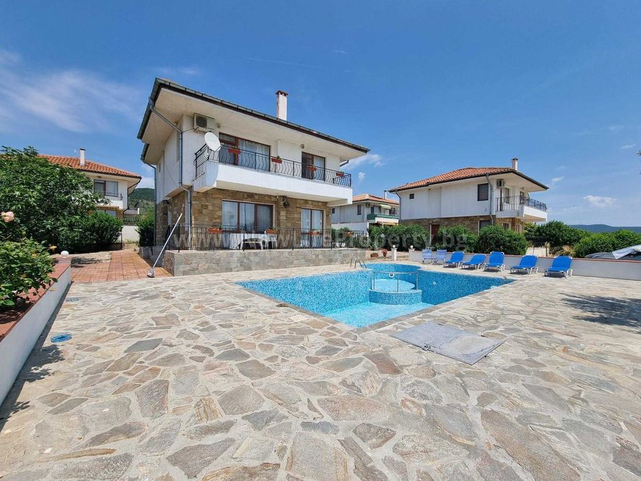 Двуетажна къща с басейн в п. Горица, об. Бургас