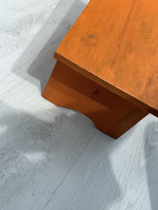 Деревянная табуретка под ногу