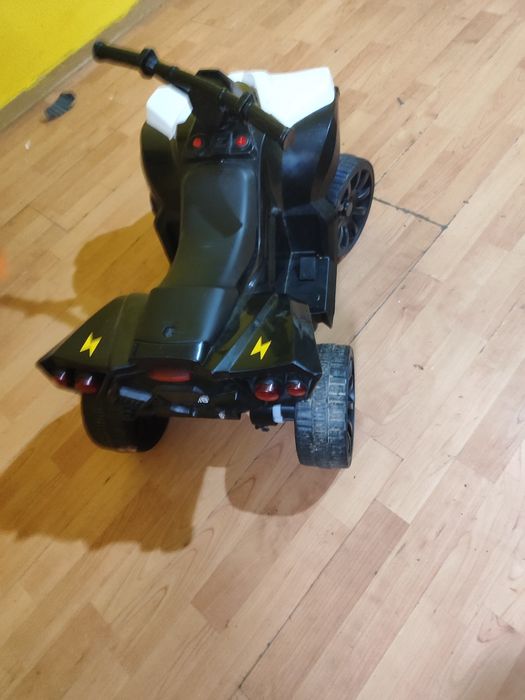 Vând ATV electric cu pedale și buton de muzica merge fata spate are încărcător