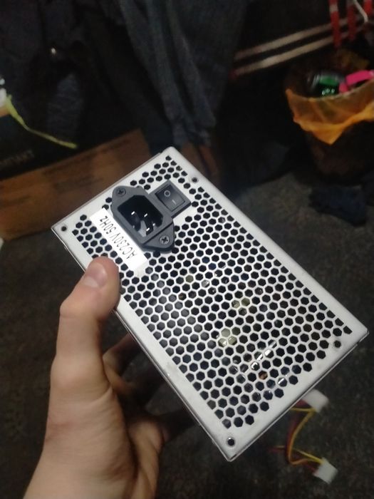 блок питания Crown CM-PS400. 
Мощность: 400 Вт.