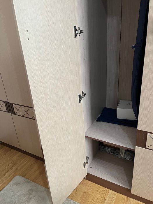 Большой шкаф для одежды